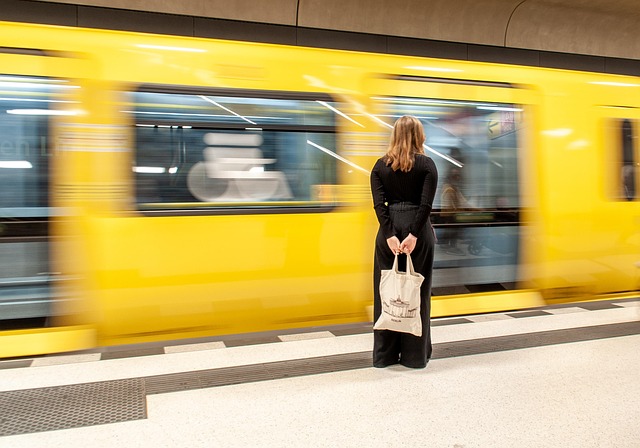 Furure Continuous - woman on platform